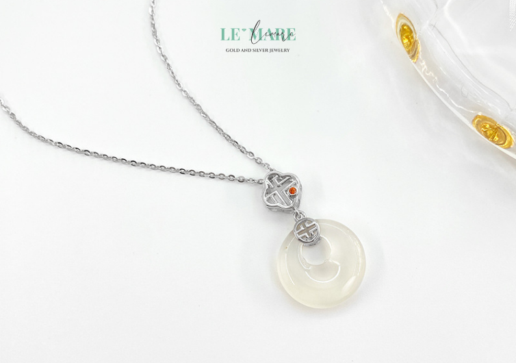 Dây chuyền ngọc bích nữ Minh Cát – Vẻ đẹp quyền quý mang dấu ấn cổ điển BNDC51 Từ ngàn đời nay, ngọc bích không chỉ là một loại đá quý, mà còn là biểu tượng cho phúc khí, cao quý và đạo đức. Từng triều đại phong kiến, từ hậu cung đến quan lại, đều xem ngọc bích là linh vật mang lại may mắn, thanh cao và thịnh vượng. Đó là lý do vì sao dây chuyền ngọc bích nữ luôn là lựa chọn ưu tiên cho những ai yêu thích vẻ đẹp nền nã và sang trọng.Trong Minh Cát, viên ngọc bích được chế tác với độ sáng mịn hoàn hảo, toát lên ánh xanh sâu thẳm như ánh mắt người thiếu nữ quý tộc. Đó không chỉ là vẻ đẹp hình thể, mà còn là linh khí, là niềm tin vào một đời sống an nhiên, may lành.