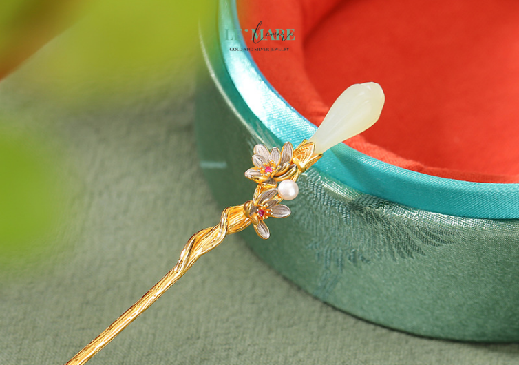 Trâm Cài Tóc Thanh Hoa – Khi nụ hoa ngọc bích chớm nở giữa mái tóc người thiếu nữ BNTC01 Bạn đang tìm một món quà tặng mẹ – người phụ nữ đã đi qua nhiều mùa hoa mà vẫn giữ được nét đằm thắm? Hay bạn muốn chọn món quà tặng vợ, quà tặng bạn gái, quà tặng người yêu – để trao đi lời yêu không lời, nhẹ như một cái chạm nhưng sâu như một mùa thương?Trâm cài tóc ngọc bích nữ Thanh Hoa là sự lựa chọn hoàn hảo. Với hình ảnh nụ hoa chớm nở, nó là biểu tượng cho một khởi đầu mới, một thanh xuân đang gọi tên, một vẻ đẹp chưa từng tàn phai.
Đây không chỉ là quà tặng cao cấp, mà còn là một thông điệp kín đáo: “Em là nụ hoa quý giá, dịu dàng và đang độ nở rộ trong cuộc đời anh.”