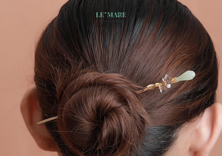 Trâm Cài Tóc Thanh Hoa – Khi nụ hoa ngọc bích chớm nở giữa mái tóc người thiếu nữ BNTC01 Trong thời đại hiện đại, khi mọi thứ đều chạy theo xu hướng, trâm cài tóc vẫn giữ nguyên giá trị cổ điển của mình – một món trang sức không cần phô bày mà vẫn nổi bật. Thanh Hoa dành riêng cho người phụ nữ yêu vẻ đẹp tinh tế, thích sự độc bản, và trân trọng những giá trị truyền thống trong dáng vẻ mới mẻ.