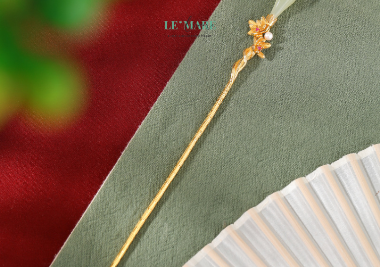 Trâm cài tóc ngọc bích Hoàng Diệp – Đóa hoa vàng rực rỡ trên mái tóc người thương BNTC03 Trâm cài tóc ngọc bích nữ Hoàng Diệp được chế tác từ ngọc bích thiên nhiên, loại đá quý được người xưa trân trọng như biểu tượng của sự tinh khiết, may mắn và vững bền. Trong văn hóa Á Đông, ngọc bích không chỉ là vật trang sức, mà còn mang ý nghĩa về tâm hồn thanh cao, phẩm hạnh thuần khiết – như chính người phụ nữ biết giữ gìn nét đẹp riêng, dịu dàng mà đầy bản lĩnh.