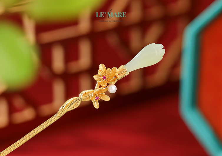Trâm cài tóc ngọc bích Hoàng Diệp – Đóa hoa vàng rực rỡ trên mái tóc người thương BNTC03 Từ phần chóp trâm nhẹ nhàng như cánh hoa, đến thân trâm được chạm khắc mảnh mai nhưng vững chắc, mỗi đường nét đều được thợ kim hoàn lành nghề chăm chút bằng tay. Hoàng Diệp không chỉ là một món trang sức – đó là một tác phẩm nghệ thuật nhỏ xinh, gói gọn những gì đẹp đẽ nhất của người phụ nữ: vừa kiêu sa, vừa nền nã.