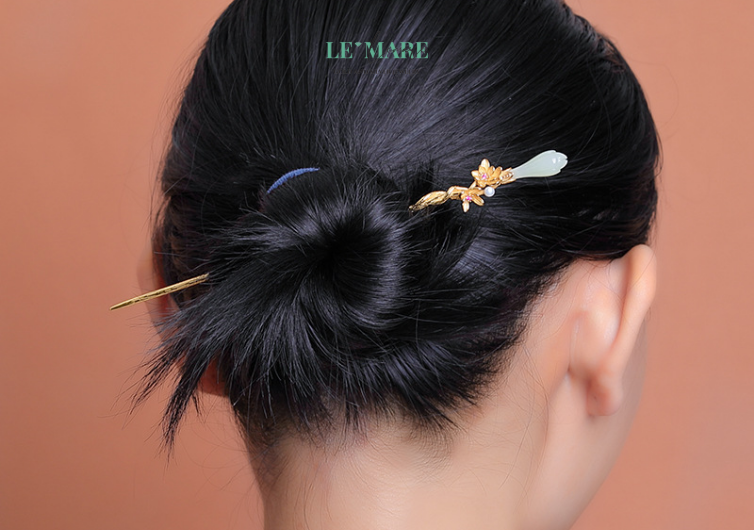 Trâm cài tóc ngọc bích Hoàng Diệp – Đóa hoa vàng rực rỡ trên mái tóc người thương BNTC03 Trong một thế giới nơi mọi điều đẹp đẽ đều nhanh chóng trôi qua, một chiếc trâm cài nữ với hồn hoa đang nở – như Hoàng Diệp – là lời nhắc nhớ về giá trị của những điều bền lâu, sâu sắc và đáng nâng niu.