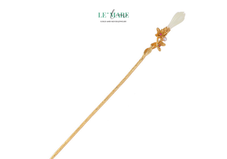 Trâm cài tóc ngọc bích Hoàng Diệp – Đóa hoa vàng rực rỡ trên mái tóc người thương BNTC03 Trâm cài tóc bạc, xưa vốn là vật không thể thiếu trong trang phục của người phụ nữ Á Đông. Ngày nay, với thiết kế pha trộn cổ điển và hiện đại, Hoàng Diệp vừa mang vẻ đẹp truyền thống, vừa phù hợp với gu thẩm mỹ tinh tế của người phụ nữ hiện đại. Dù là kiểu tóc búi cao thanh lịch hay xoã nhẹ nữ tính, chỉ cần một chiếc trâm cài đúng điệu, là đủ khiến nàng trở thành tâm điểm dịu dàng của mọi ánh nhìn.