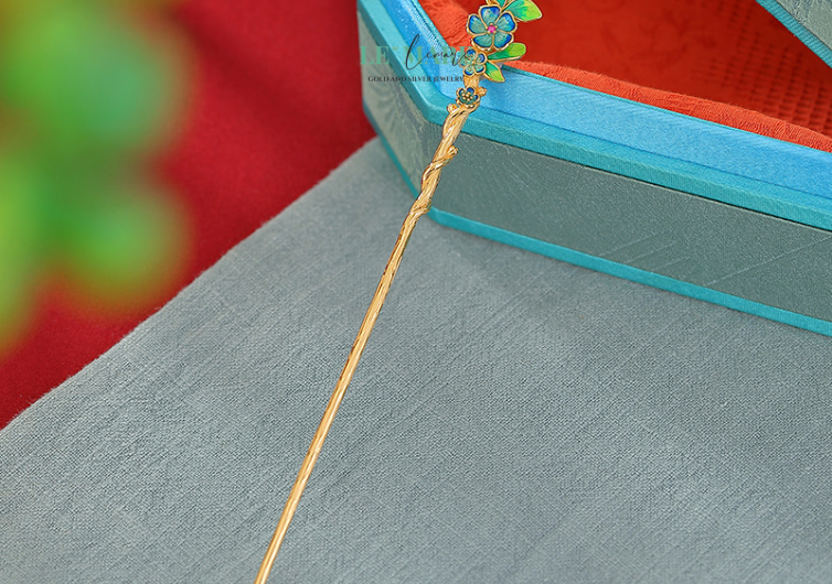 Trâm cài tóc ngọc bích Thanh Hoa – Cành hoa ngọc bích nở rộ trong mái tóc nàng BNTC04 Quà tặng mẹ – lời tri ân dịu dàng, tôn vinh vẻ đẹp nền nã và đằm thắm.Quà tặng vợ, quà tặng bạn gái – thể hiện sự trân trọng với vẻ đẹp nữ tính, sự hy sinh và dịu dàng.
Quà tặng người yêu – như gửi gắm lời nhắn: em đẹp như hoa nở, rực rỡ trong tim anh.
Quà tặng cao cấp – dành cho những người phụ nữ biết yêu bản thân và trân quý vẻ đẹp nội tâm.