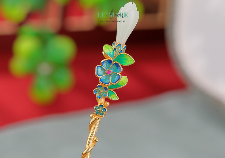 Trâm cài tóc ngọc bích Thanh Hoa – Cành hoa ngọc bích nở rộ trong mái tóc nàng BNTC04 Trâm cài tóc ngọc bích nữ Thanh Hoa vì thế không chỉ là món phụ kiện đẹp mắt, mà còn mang ý nghĩa sâu sắc: khai hoa – nở hoa, nở lòng, nở rộ một giai đoạn mới trong cuộc đời. Là khi người phụ nữ biết yêu mình, biết chọn những điều tinh tế và đẹp đẽ để sống trọn từng khoảnh khắc.