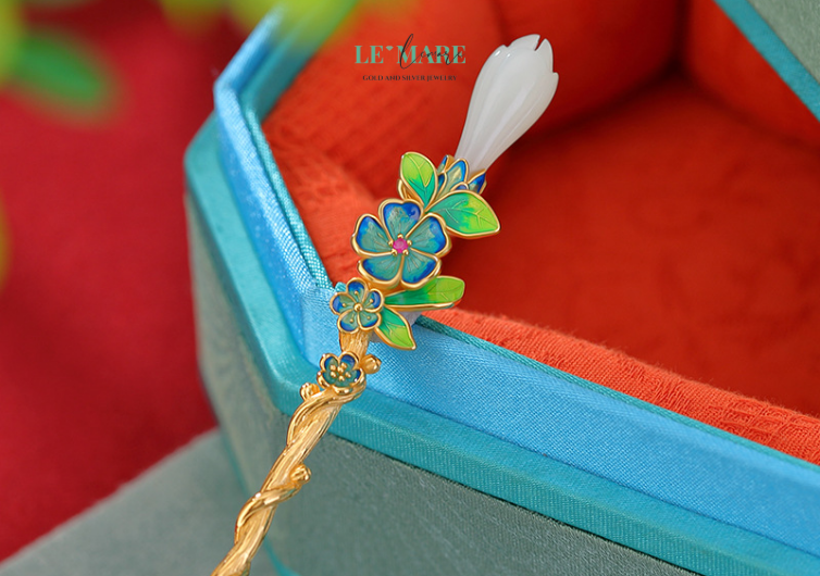 Trâm cài tóc ngọc bích Thanh Hoa – Cành hoa ngọc bích nở rộ trong mái tóc nàng BNTC04 Vẻ đẹp của Thanh Hoa là vẻ đẹp thanh tân, trong trẻo. Nó không đòi hỏi lời ca tụng, bởi chính sự lặng lẽ toát lên thanh khí. Nhìn trâm, người ta không chỉ thấy một phụ kiện, mà như được chiêm ngưỡng nét e ấp, dịu dàng của người thiếu nữ tuổi trăng rằm – đẹp một cách tự nhiên, nhẹ như hơi thở.