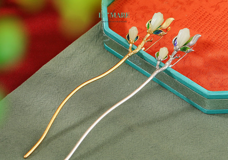 Trâm cài tóc ngọc bích Khai Hoa – Vẻ Đẹp Thanh Tân Nở Rộ Từ Một Cành Trâm BNTC05 Không có chất liệu nào phù hợp hơn ngọc bích để khắc họa khí chất cao quý, mềm mại mà đầy nội lực của một người phụ nữ. Ngọc bích được yêu chuộng từ ngàn xưa, mang năng lượng thuần khiết, tượng trưng cho sự bình an và may mắn. Khi được chế tác thành trâm cài tóc, lại được tô điểm bằng chi tiết hoa đang hé nở, món trang sức ấy chẳng khác nào một bức tranh sống động – vừa mong manh, vừa bền bỉ.