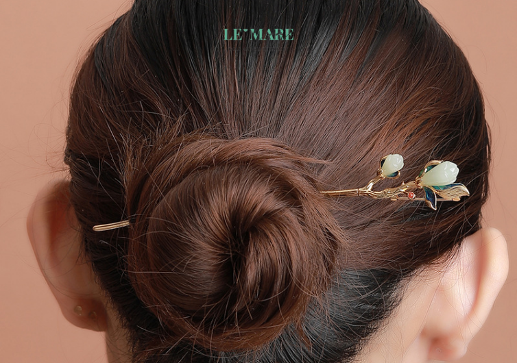 Trâm cài tóc ngọc bích Khai Hoa – Vẻ Đẹp Thanh Tân Nở Rộ Từ Một Cành Trâm BNTC05 Là quà tặng mẹ – như lời biết ơn vì người đã lặng lẽ nở rộ suốt đời vì con.Là quà tặng vợ, quà tặng bạn gái, người yêu – gửi gắm ước vọng về một tương lai cùng thăng hoa, cùng viên mãn. Là quà tặng cao cấp cho người phụ nữ thành đạt – tôn vinh khí chất thanh cao và bản lĩnh mềm mại.