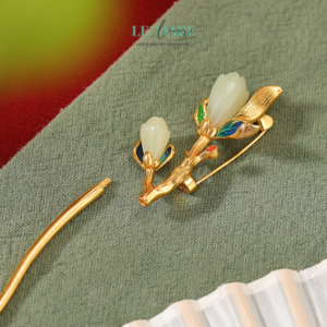 Trâm cài tóc ngọc bích Khai Hoa – Vẻ Đẹp Thanh Tân Nở Rộ Từ Một Cành Trâm BNTC05 Trâm cài tóc ngọc bích Khai Hoa – Vẻ Đẹp Thanh Tân Nở Rộ Từ Một Cành Trâm BNTC05 Le'mare Jewelry LMJ