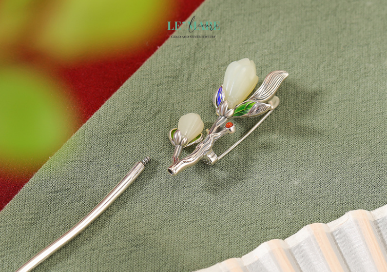 Trâm cài tóc ngọc bích Khai Hoa – Vẻ Đẹp Thanh Tân Nở Rộ Từ Một Cành Trâm BNTC05 Giữa dòng chảy hiện đại, người phụ nữ vẫn cần những khoảnh khắc trở về với chính mình – nhẹ nhàng, tinh tế và an yên. Chiếc trâm cài tóc nữ bằng bạc và ngọc bích này không đơn thuần là điểm nhấn cho mái tóc, mà còn là chất thơ cho tâm hồn, là cách để phụ nữ tự trao tặng mình sự yêu chiều và khẳng định giá trị bản thân.