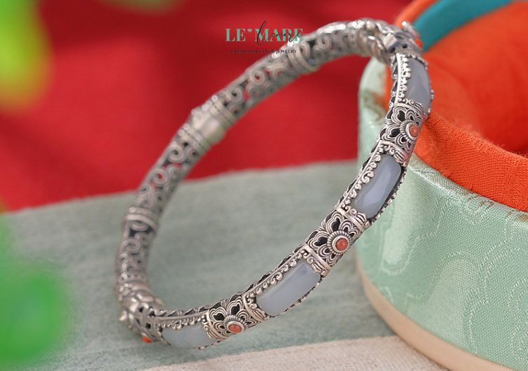 Vòng tay ngọc bích bọc bạc BNVT11 “Lục Sương” không phải là một món trang sức thông thường. Đây là biểu tượng của vẻ đẹp thuần khiết, nhẹ nhàng và đầy nội lực. Thiết kế lắc tay tối giản, thanh thoát nhưng lại ẩn chứa chiều sâu, nơi những viên ngọc bích xanh lục xen kẽ trên nền bạc cao cấp tạo nên một bản giao hưởng thị giác dịu mát như sương sớm, như làn nước trong trẻo đầu ngày.Mỗi viên ngọc bích không chỉ mang ý nghĩa phong thủy – thu hút bình an, tài lộc và sự thư thái – mà còn gợi cảm giác an yên, tĩnh lặng, rất riêng biệt cho người đeo. Dưới ánh sáng, ngọc bích như thở nhẹ một hơi gió xuân, phảng phất thần thái vừa thanh nhã, vừa quyền quý.