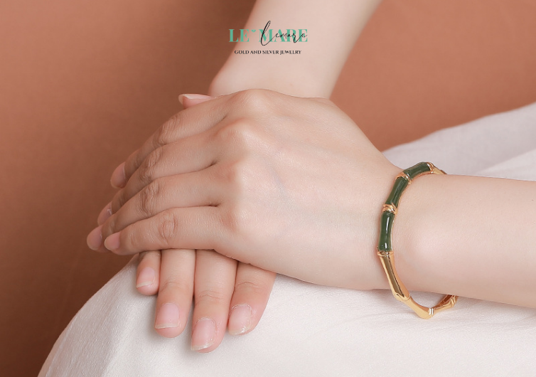 Lắc Tay Bạc Nữ Thanh Trúc – Vững Chãi và Bình An BNVT13 Thiết kế nổi bật với các đốt trúc bằng ngọc bích thiên nhiên, được nối liền bằng khung bạc S925 tinh xảo – biểu trưng cho sự kiên định, may mắn và sức sống dẻo dai.