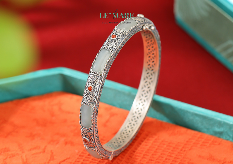 10 Mẫu Vòng Tay Bạc Đặc Đầy Khí Chất Dành Cho Nàng Từ Le'Mare LMJ Thượng Uyển chọn cho mình lối đi riêng: lặng lẽ, tinh tế, và đầy chiều sâu. Lớp bạc cao cấp S925 được đánh bóng kỹ lưỡng, sáng nhẹ như ánh trăng, mềm mại ôm lấy cổ tay. Tâm điểm của chiếc vòng là viên ngọc bích tự nhiên – xanh mướt, sâu thẳm, mang trong mình linh khí của đất trời, của thời gian, của sự thanh cao.