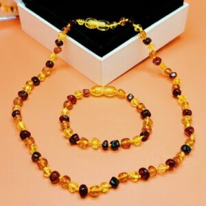 Bộ dây chuyền và lắc tay hổ phách hoa bay lẫn Le'Mare Jewelry - món quà ý nghĩa dành cho bé yêu các dịp thôi nôi, đầy tháng, sinh nhật và các ngày kỷ niệm đặc biệt …