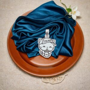 Mặt dây chuyền bạc ta thiết kế khắc tên riêng trên mũ em bé Mèo Le'Mare Jewelry - món quà ý nghĩa dành cho bé yêu các dịp thôi nôi, đầy tháng, sinh nhật và các ngày kỷ niệm đặc biệt ... - Dây Chuyền Bạc Trẻ Em