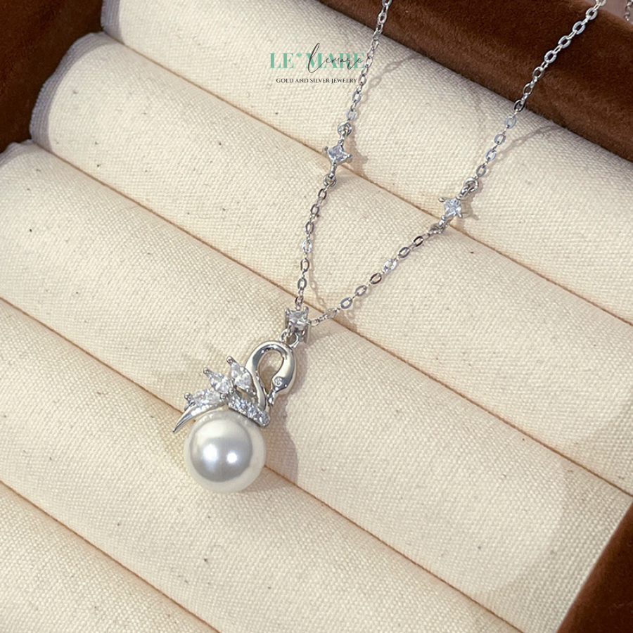 Dây chuyền ngọc trai nữ Bạch Nhi – Giọt ngọc của vẻ đẹp thuần khiết BNDC80 Dây chuyền ngọc trai nữ – Bạch Nhi không chạy theo trào lưu. Nó như một người bạn tri kỷ, luôn ở đó, lặng lẽ và thủy chung. Đeo Bạch Nhi không phải để nổi bật giữa đám đông, mà để lặng lẽ toả sáng theo cách riêng – dịu dàng nhưng không mờ nhạt, thanh thoát mà không xa cách.
