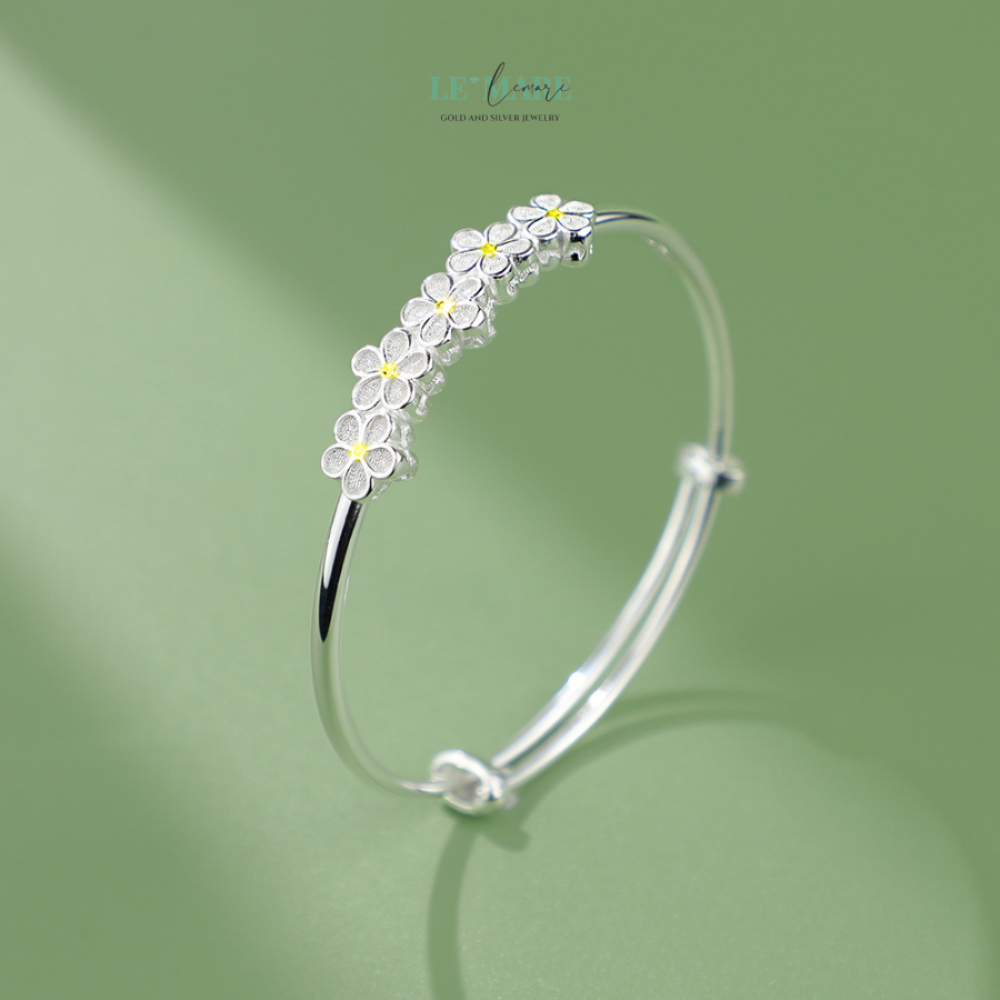10 Mẫu Vòng Tay Bạc Đặc Đầy Khí Chất Dành Cho Nàng Từ Le'Mare LMJ Với thiết kế thanh thoát, giản dị nhưng lại vô cùng sang trọng, vòng tay này không chỉ làm nổi bật vẻ đẹp của người phụ nữ mà còn là biểu tượng của sự tươi mới và sức sống mãnh liệt.