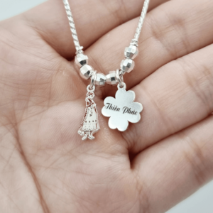 Dây chuyền S 6 bi trung bạc ta mặt công chúa Anna mix charm cỏ 4 lá khắc tên quà tặng ấn tượng cho bé gái Le'Mare Jewelry - Dây Chuyền Bạc Trẻ Em