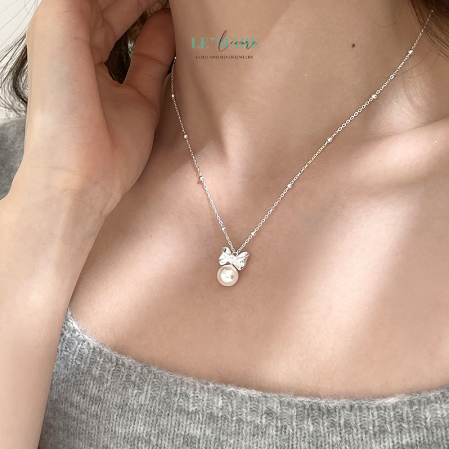 Dây chuyền ngọc tai nữ Tiểu Kiều – Dấu gợn dịu dàng từ viên ngọc và dải nơ duyên dáng BNDC77 Tiểu Kiều là lựa chọn hoàn hảo cho những ai trân quý cảm xúc. Một quà tặng cao cấp, nhưng chứa đựng giá trị còn hơn cả vật chất – đó là sự lắng nghe, thấu hiểu và yêu thương bằng cả trái tim.