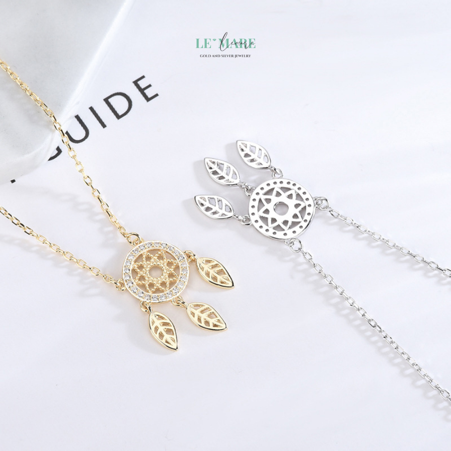 Dây chuyền bạc nữ Dream Catcher – Giấc mơ bé bỏng trên cổ ai BNDC92 Dream Catcher – lưới bắt giấc mơ – xuất phát từ văn hóa bản địa của người Ojibwe tại Bắc Mỹ. Họ tin rằng khi đêm buông xuống, những giấc mơ – cả đẹp lẫn xấu – sẽ bay lượn trong không khí. Chiếc Dream Catcher sẽ giữ lại những điều tăm tối trong mạng lưới và để những giấc mơ lành lặn len lỏi theo sợi lông vũ rơi nhẹ vào tâm trí người mộng mị.Mang biểu tượng ấy vào chiếc dây chuyền bạc nữ, chúng tôi tạo nên một món trang sức không chỉ đẹp, mà còn chứa đựng tầng ý nghĩa thiêng liêng: một tấm khiên tinh tế cho tâm hồn mong manh, một lời chúc thầm lặng cho sự an yên, hạnh phúc và mộng lành.