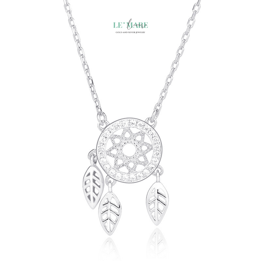 Dây chuyền bạc nữ Dream Catcher – Giấc mơ bé bỏng trên cổ ai BNDC92 Giữa hàng ngàn mẫu dây chuyền bạc nữ, Dream Catcher nổi bật không bởi sự lộng lẫy, mà bởi chiều sâu tâm hồn. Nó không ồn ào, không sắc cạnh – chỉ nhẹ nhàng như chính những giấc mơ ta từng ấp ủ. Nhưng cũng chính vì thế, nó đọng lại lâu hơn, sâu hơn, và riêng hơn.