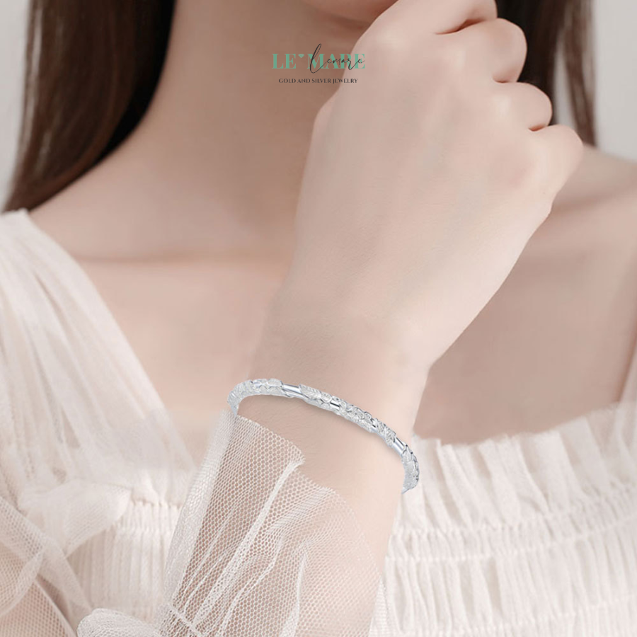 10 Mẫu Vòng Tay Bạc Đặc Đầy Khí Chất Dành Cho Nàng Từ Le'Mare LMJ Từng chi tiết như bông hoa nở rộ hay chiếc lá tươi xanh đều mang đậm hơi thở của mùa xuân, tượng trưng cho sự tươi mới, sức sống mãnh liệt và hy vọng vào một tương lai rạng ngời.