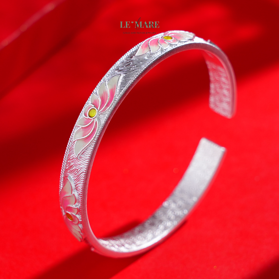 10 Mẫu Vòng Tay Bạc Đặc Đầy Khí Chất Dành Cho Nàng Từ Le'Mare LMJ Vòng Tay Bạc Nữ Lục Bảo Liên Hoa ra đời như một tuyên ngôn về vẻ đẹp nội tâm và sức mạnh mềm mại của người phụ nữ.