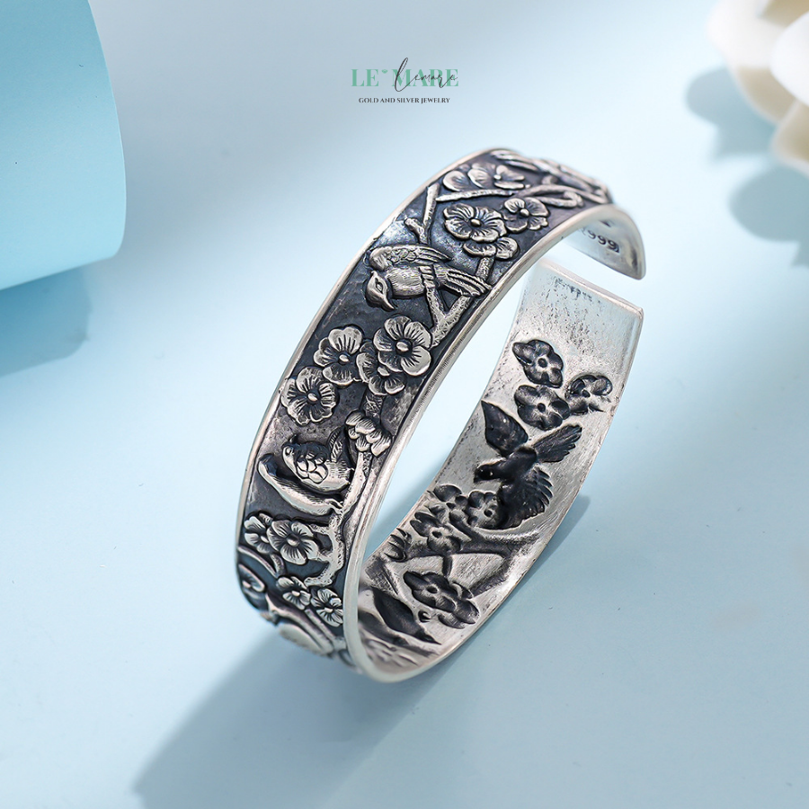 Liên Vũ – Bản hòa tấu của cánh chim và cỏ lá trên cổ tay nàng BNVT76 Trong ngôn ngữ thi ca, “Liên” là sự kết nối, “Vũ” là đôi cánh, là hành trình. Liên Vũ chính là hiện thân của những ước mơ được chắp cánh, của tình cảm được gắn kết bền lâu – dù là tình thân, tình yêu, hay đơn thuần chỉ là một lời nhắn gửi từ trái tim này sang trái tim kia.Đó là lý do vì sao vòng tay bạc nữ Liên Vũ trở thành lựa chọn lý tưởng để làm quà tặng mẹ, quà tặng vợ, hay quà tặng bạn gái, người yêu. Không chỉ mang vẻ đẹp trang nhã, chiếc vòng còn mang theo sự dịu dàng của cỏ cây, sự mạnh mẽ của cánh chim, và trên hết – là sự lắng đọng của một tấm lòng muốn yêu thương thật lâu, thật sâu.