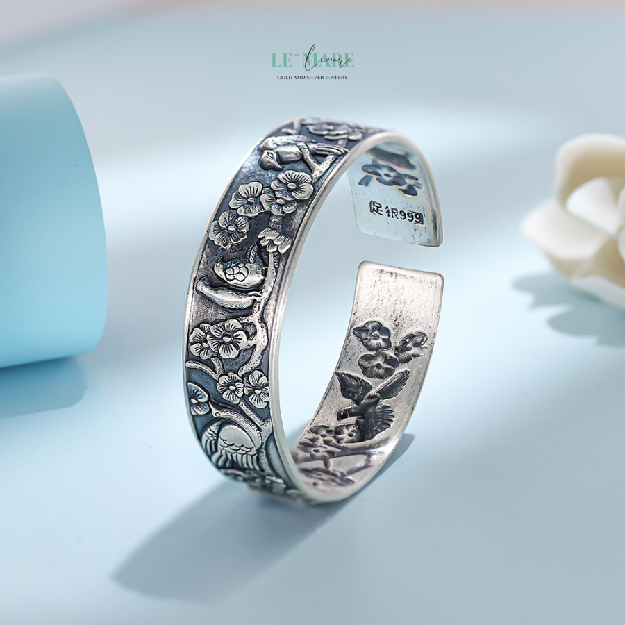 Liên Vũ – Bản hòa tấu của cánh chim và cỏ lá trên cổ tay nàng BNVT76 Trong những khu vườn tinh khôi của ký ức, nơi nắng mai rọi qua từng tán lá non và tiếng chim ngân vang như lời ru của đất trời, chiếc vòng tay bạc nữ mang tên Liên Vũ được sinh ra – như một nhịp giao hòa giữa thiên nhiên và tâm hồn người phụ nữ.