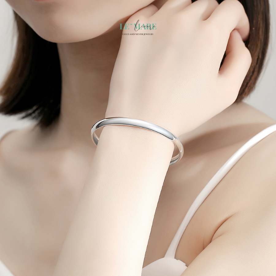 10 Mẫu Vòng Tay Bạc Đặc Đầy Khí Chất Dành Cho Nàng Từ Le'Mare LMJ Tĩnh Ngân không đơn thuần là một vòng tay bạc, mà là biểu tượng của sự an tĩnh, của những tâm hồn yêu cái đẹp nhẹ nhàng và sâu sắc.