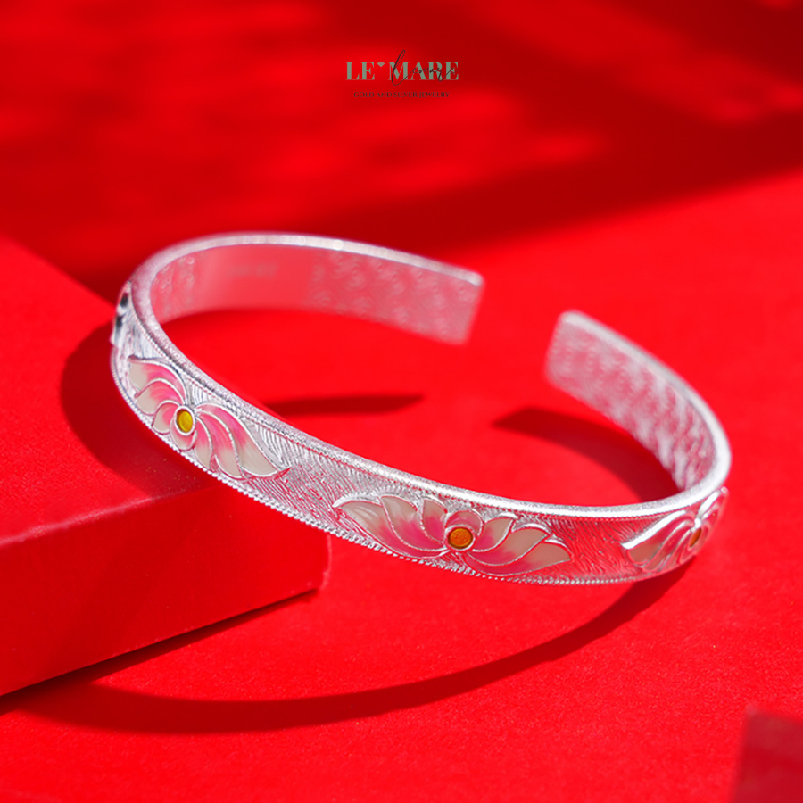 10 Mẫu Vòng Tay Bạc Đặc Đầy Khí Chất Dành Cho Nàng Từ Le'Mare LMJ Hình ảnh hoa sen được khắc họa sắc nét trên nền bạc S999, như một đóa sen nở rộ giữa làn nước, biểu trưng cho vẻ đẹp không phai mờ qua năm tháng – thanh thoát, cao quý và đầy ý nghĩa.
