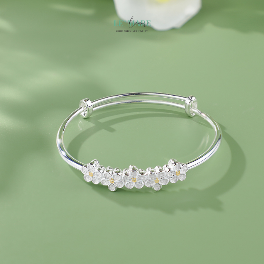 10 Mẫu Vòng Tay Bạc Đặc Đầy Khí Chất Dành Cho Nàng Từ Le'Mare LMJ Hoa mai – biểu tượng của sự thanh tao, bình an, còn nhụy vàng là sự tươi mới, tượng trưng cho sự khởi đầu mới mẻ và hy vọng.