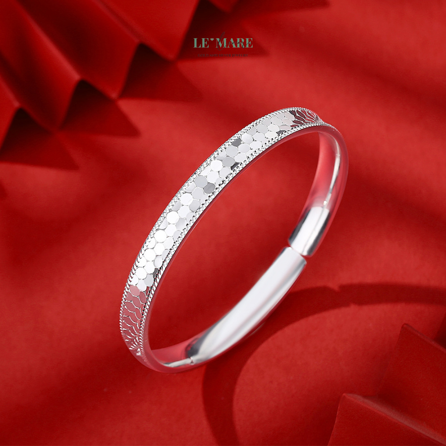 10 Mẫu Vòng Tay Bạc Đặc Đầy Khí Chất Dành Cho Nàng Từ Le'Mare LMJ Từ kiểu dáng mềm mại đến chi tiết hoa văn được khắc tinh tế, mỗi chiếc lắc tay nữ như một tác phẩm nghệ thuật được chăm chút từ tâm huyết của người nghệ nhân.