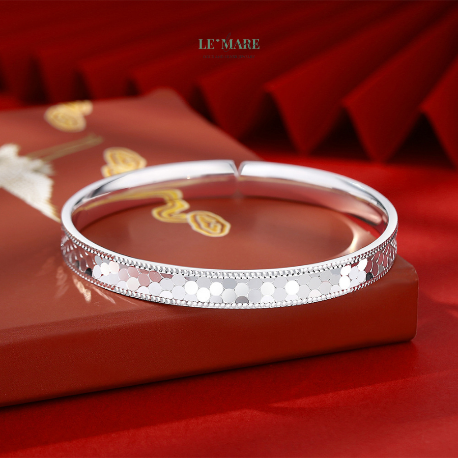 10 Mẫu Vòng Tay Bạc Đặc Đầy Khí Chất Dành Cho Nàng Từ Le'Mare LMJ Vòng Tay Bạc Nữ Thiên Qui Gia Bảo là món trang sức nữ kết tinh giữa vẻ đẹp thanh nhã và ý nghĩa tâm linh sâu sắc, dành tặng cho người phụ nữ bạn yêu quý nhất.