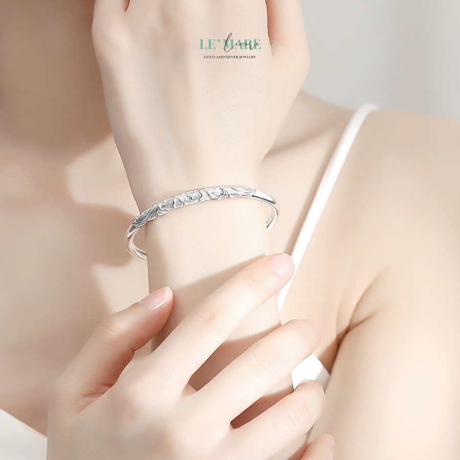 10 Mẫu Vòng Tay Bạc Đặc Đầy Khí Chất Dành Cho Nàng Từ Le'Mare LMJ Khi được kết hợp với chất liệu bạc, hình tượng hoa sen không chỉ mang lại sự thanh tịnh mà còn tạo ra sự sang trọng, tinh tế cho người sở hữu.