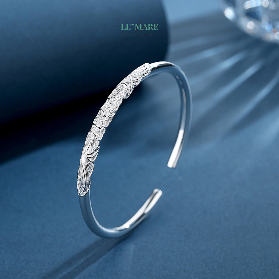 10 Mẫu Vòng Tay Bạc Đặc Đầy Khí Chất Dành Cho Nàng Từ Le'Mare LMJ Vòng tay bạc nữ Liên Quang chính là một trong những tác phẩm nghệ thuật mang trong mình vẻ đẹp thuần khiết, đẳng cấp và đầy ấn tượng, phù hợp với những người phụ nữ yêu thích sự tinh tế và sang trọng.