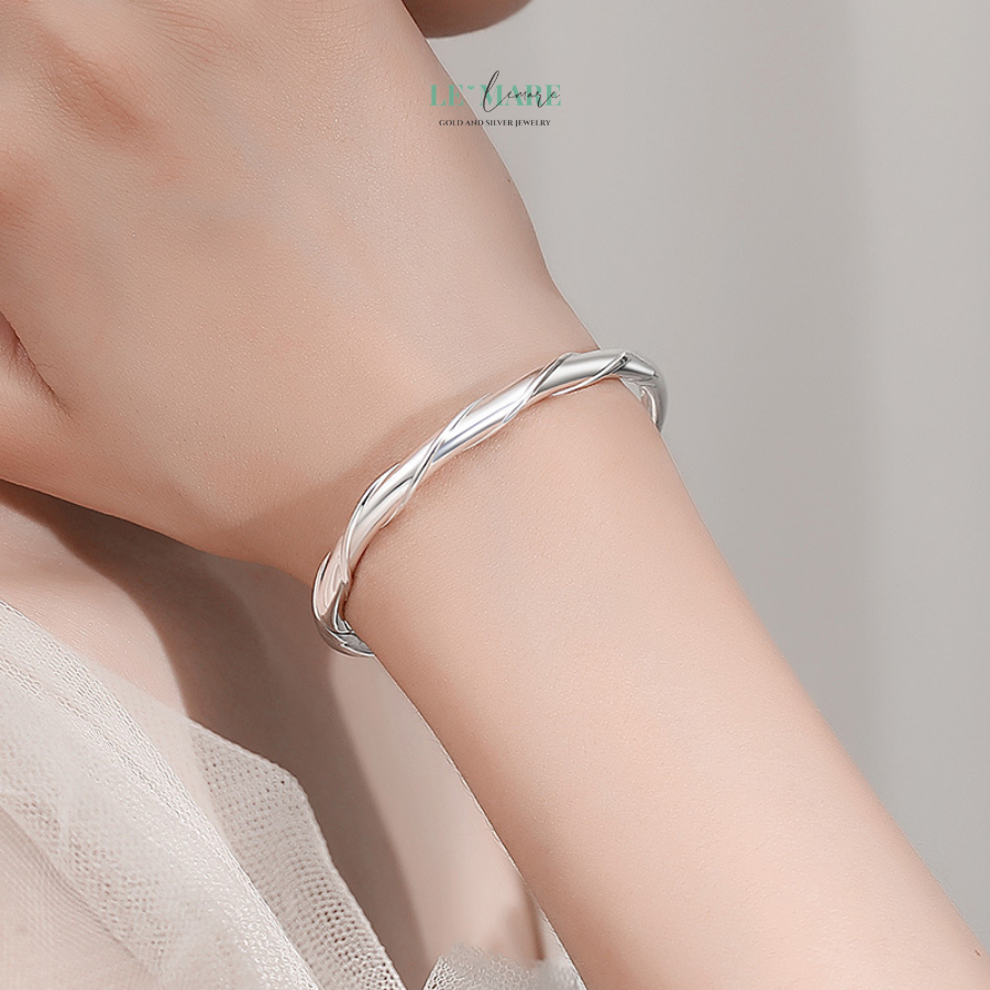 10 Mẫu Vòng Tay Bạc Đặc Đầy Khí Chất Dành Cho Nàng Từ Le'Mare LMJ Vòng tay Bạch Tâm được chế tác hoàn toàn từ bạc S999 cao cấp – chất liệu quý trong chế tác trang sức nữ không chỉ vì vẻ đẹp sáng bóng mà còn bởi độ bền vượt thời gian.