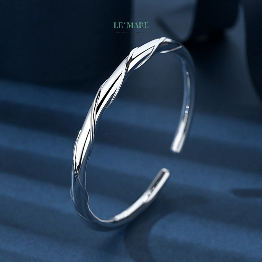 10 Mẫu Vòng Tay Bạc Đặc Đầy Khí Chất Dành Cho Nàng Từ Le'Mare LMJ Vòng tay bạc trơn mang tên Bạch Tâm chính là lời nhắc nhở nhẹ nhàng về vẻ đẹp thuần khiết và sự tĩnh lặng đầy nội lực.