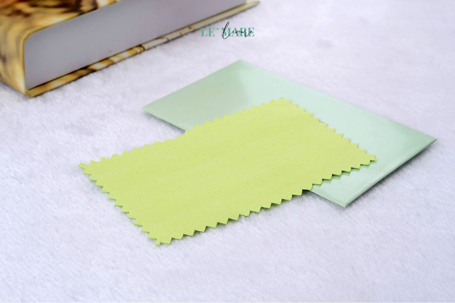 Cách Làm Sáng Trang Sức Bạc Tại Nhà – Giữ Vẻ Đẹp Như Mới Cho Mọi Thiết Kế Sử dụng khăn đánh bạc chuyên dụng