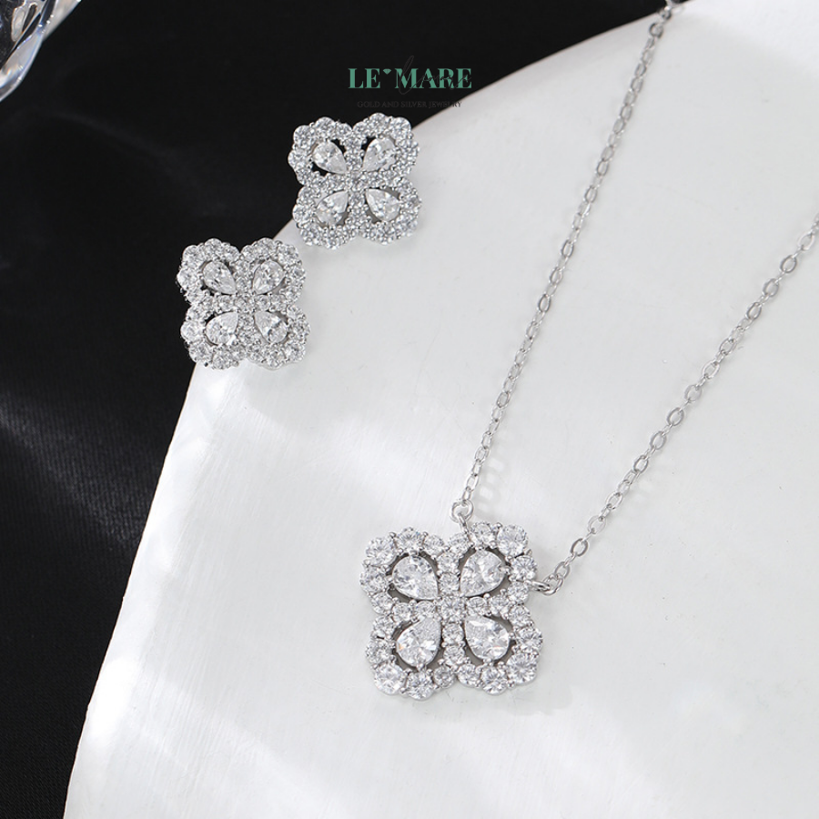 Dây chuyền bạc nữ Phúc Diệp – Hoa bốn cánh, gói trọn điều lành BNDC95 Chế tác từ bạc cao cấp, Phúc Diệp mang dáng vẻ thanh thoát, gọn gàng, tinh tế. Bề mặt lá được chạm khắc mềm mại, mỗi cánh hoa như khẽ lay theo gió, gợi cảm giác yên bình, nhẹ nhõm.Không quá phô trương, dây chuyền nữ này là sự kết hợp hài hòa giữa hiện đại và biểu tượng cổ điển. Khi đeo lên cổ, nó giống như một nốt nhạc trầm tĩnh trong bản giao hưởng đời sống – không ồn ào, nhưng đủ khiến người đối diện ngoái nhìn.