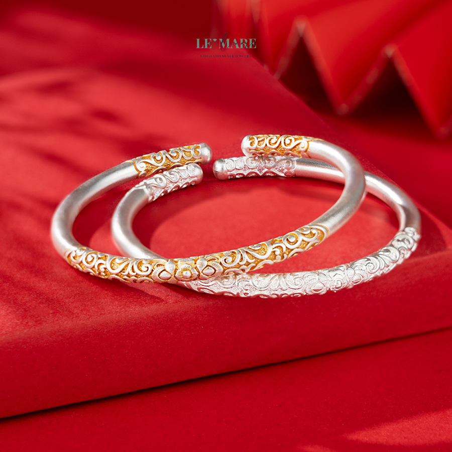 Gramina – Khi nét mềm mại của cỏ ôm lấy sự cứng cáp của bạc BNVT96 Trong thế giới của trang sức, có những thiết kế được sinh ra để tỏa sáng, có những thiết kế để nâng niu vẻ đẹp tiềm ẩn. Và cũng có những món trang sức chọn cách kể chuyện – như Gramina, chiếc vòng tay bạc nữ lấy cảm hứng từ hình ảnh cỏ ven đường, mong manh mà kiên cường, uốn lượn mà vững vàng.