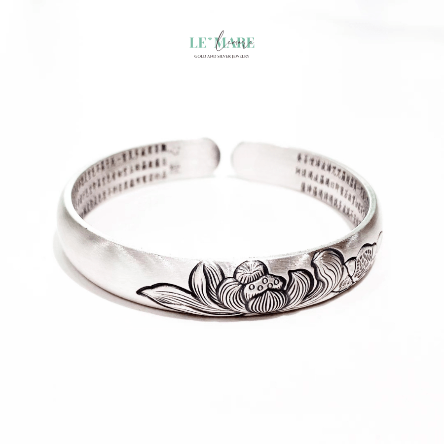 Liên Tâm Ngân Sắc – Vòng Tay Bạc Nữ Gửi Gắm Sự Thanh Khiết Từ Đài Sen BNVT33 Không cần phải rực rỡ để nổi bật, cũng không cần phải cầu kỳ để được yêu thích – Liên Tâm Ngân Sắc là minh chứng rằng vẻ đẹp thực sự nằm ở sự tinh tế và chân thành. Đó là món vòng tay bạc nữ mang đậm tính nghệ thuật Á Đông, là món quà gửi gắm thông điệp yêu thương sâu lắng, là vật phẩm dành riêng cho những tâm hồn an nhiên giữa cuộc đời đầy biến động.