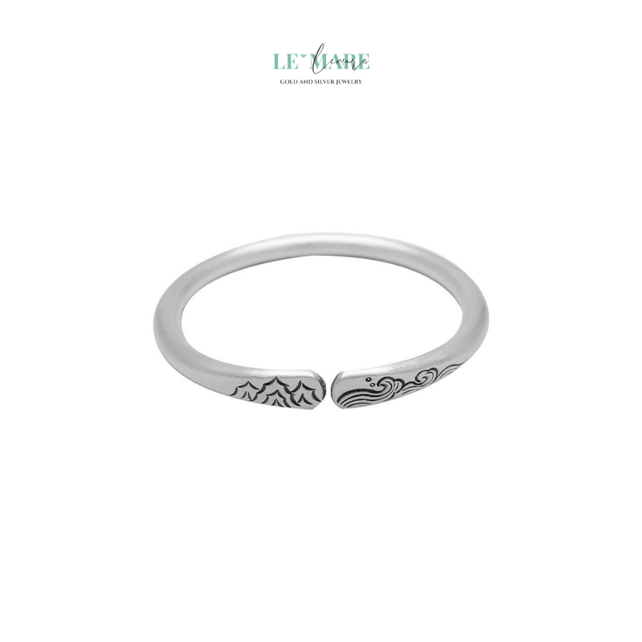 Vân Tước – Dáng hình của chim quý trong một chiếc vòng tay bạc nữ mềm mại BNVT102 Khi lựa chọn một món vòng tay bạc nữ, bạn không chỉ chọn một món phụ kiện – bạn đang chọn một phần của bản thân mình, hoặc một mảnh tình cảm dành tặng người quan trọng. Hãy để lắc tay Vân Tước nói thay bạn – bằng ngôn ngữ của sự dịu dàng, sang trọng và sự yêu thương không lời.