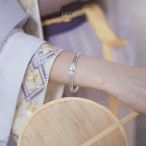 Vân Tước – Dáng hình của chim quý trong một chiếc vòng tay bạc nữ mềm mại BNVT102 Vân Tước – Dáng hình của chim quý trong một chiếc vòng tay bạc nữ mềm mại BNVT102 Le'mare Jewelry LMJ