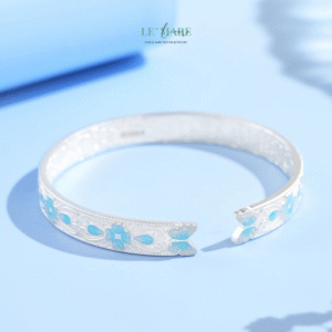 Tuyết Lam Hoa – Vòng Tay Bạc Nữ Tựa Cánh Hoa Xanh Giữa Trời Đông Tinh Khôi BNVT104 Tuyết Lam Hoa – Vòng Tay Bạc Nữ Tựa Cánh Hoa Xanh Giữa Trời Đông Tinh Khôi BNVT104 Le'mare Jewelry LMJ