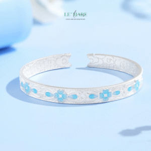 Tuyết Lam Hoa – Vòng Tay Bạc Nữ Tựa Cánh Hoa Xanh Giữa Trời Đông Tinh Khôi BNVT104 Tuyết Lam Hoa – Vòng Tay Bạc Nữ Tựa Cánh Hoa Xanh Giữa Trời Đông Tinh Khôi BNVT104 Le'mare Jewelry LMJ