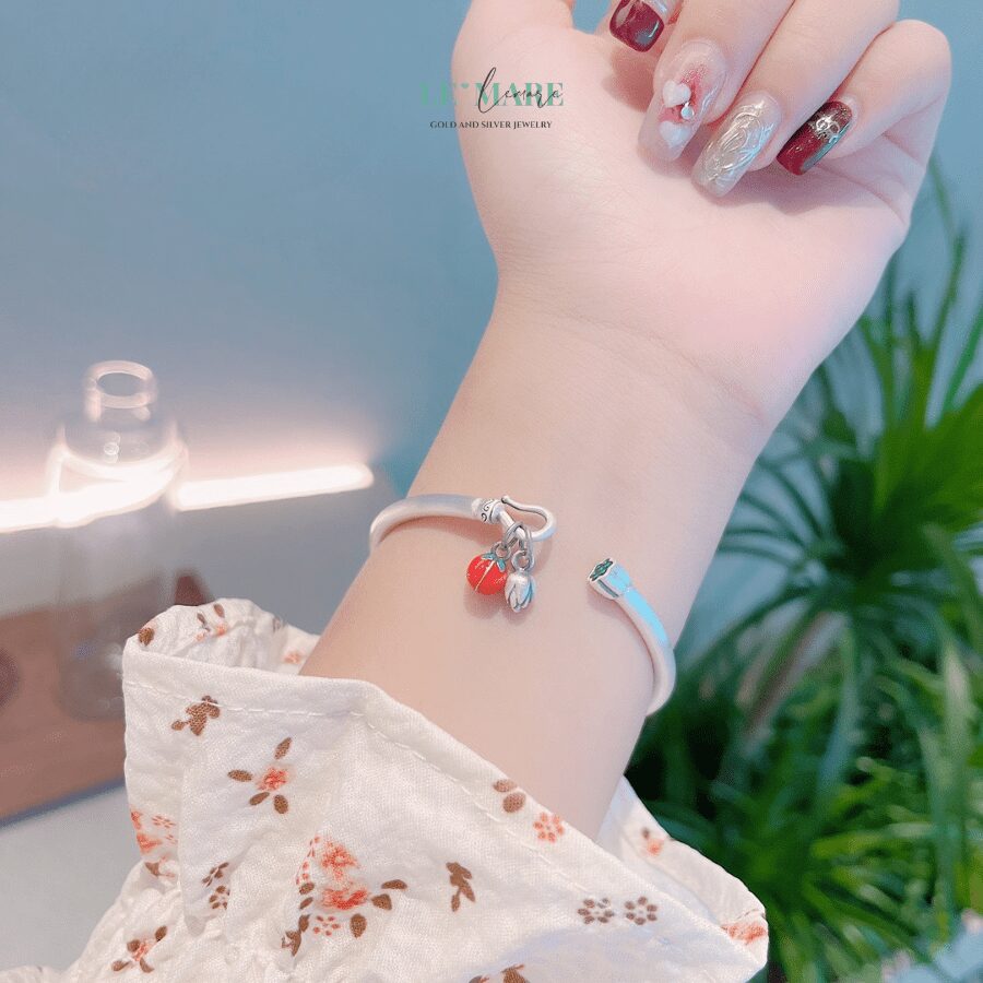 Vòng Tay Bạc Nữ Phúc Hồng – Thanh Sắc Của May Mắn và Tình Yêu BNVT48 Không cần lời hoa mỹ, “Phúc Hồng” đủ để trở thành quà tặng cao cấp dành cho những người phụ nữ bạn trân quý.