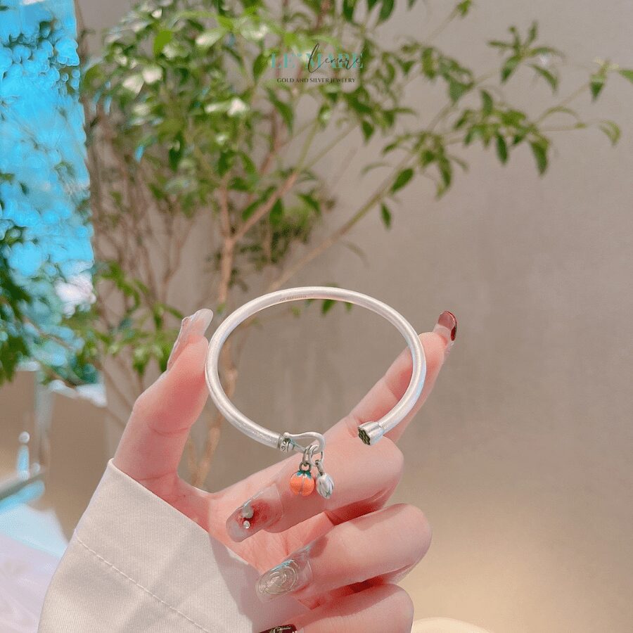 Vòng Tay Bạc Nữ Phúc Hồng – Thanh Sắc Của May Mắn và Tình Yêu BNVT48 Sự hòa quyện giữa màu sắc và bạc trong chiếc vòng tay bạc nữ này chính là hiện thân của một vẻ đẹp hiện đại nhưng không rời cội nguồn – một người phụ nữ mạnh mẽ nhưng không quên dịu dàng.