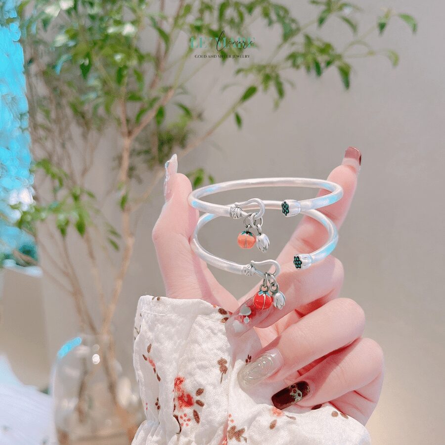 Vòng Tay Bạc Nữ Phúc Hồng – Thanh Sắc Của May Mắn và Tình Yêu BNVT48 Quả đỏ, nhỏ nhắn và tròn trịa, trở thành điểm nhấn thị giác – vừa tượng trưng cho phúc khí, vừa mang ý nghĩa trái ngọt của tình yêu và sự viên mãn.