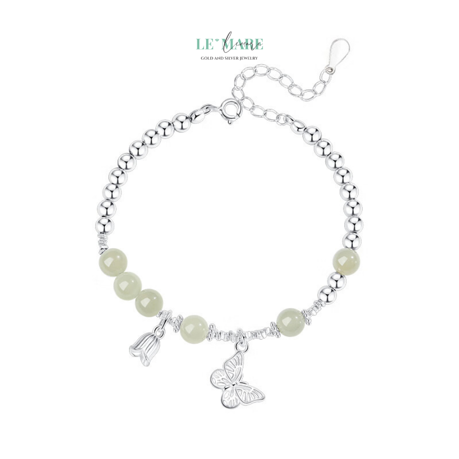 vòng tay ngọc bích nữ Thanh Điệp – Khúc nhạc ngọc bích giữa vườn hoa thanh xuân BNVT59 "Thanh Điệp" là lựa chọn tuyệt vời khi bạn muốn tìm một quà tặng cao cấp dành cho người phụ nữ yêu thương:Là món quà tặng mẹ, nhẹ nhàng và sâu lắng như lòng hiếu kính.
Là quà tặng vợ, thể hiện sự nâng niu và trân trọng người bạn đời.
Là quà tặng bạn gái, gửi gắm tình cảm trong trẻo và chân thành.
Là quà tặng quý bà, vừa sang trọng vừa giữ nét dịu dàng.
Hay đơn giản, là món quà cho chính mình – như một cách ghi nhận vẻ đẹp và giá trị của bản thâ